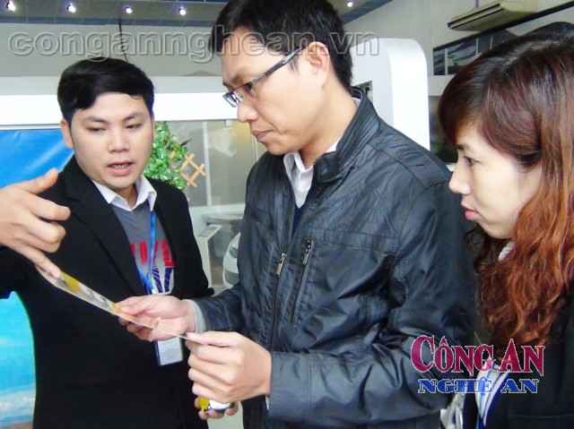 Người dân thành phố Vinh chọn xe dịp cuối năm. Ảnh: Bình Minh