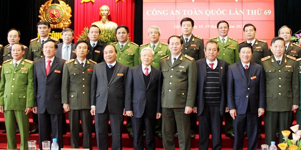 Tổng Bí thư Nguyễn Phú Trọng, Phó Thủ tướng Nguyễn Xuân Phúc, Phó Thủ tướng Phạm Bình Minh, Bộ trưởng Trần Đại Quang, Bí thư Trung ương Đảng Trương Hòa Bình và các đại biểu dự tại Hội nghị Công an toàn quốc lần thứ 69. Ảnh: Công Gôn.
