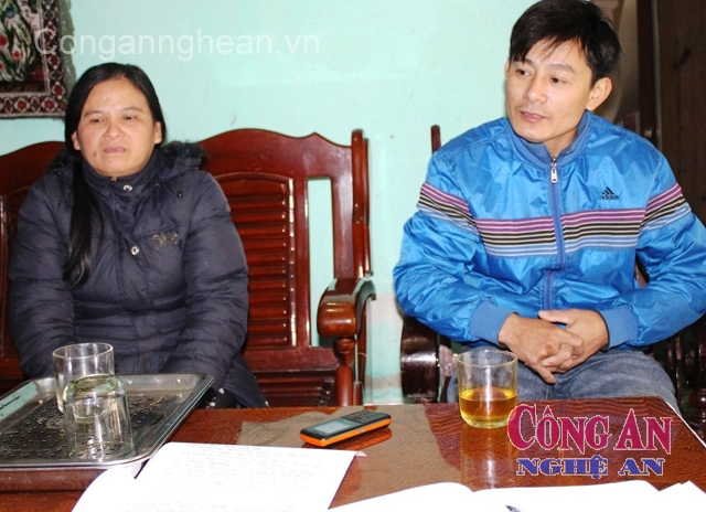 Bà Ngụ và Anh Cần (trú tại huyện Cẩm xuyên, Hà Tĩnh) đang bức xúc kể lại chuyện Bách lừa XKLĐ sang Úc