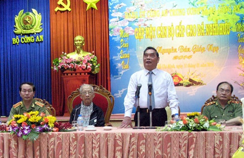 Đồng chí Lê Hồng Anh, Ủy viên Bộ chính trị, Thường trực Ban Bí thư phát biểu tại buổi gặp mặt. 