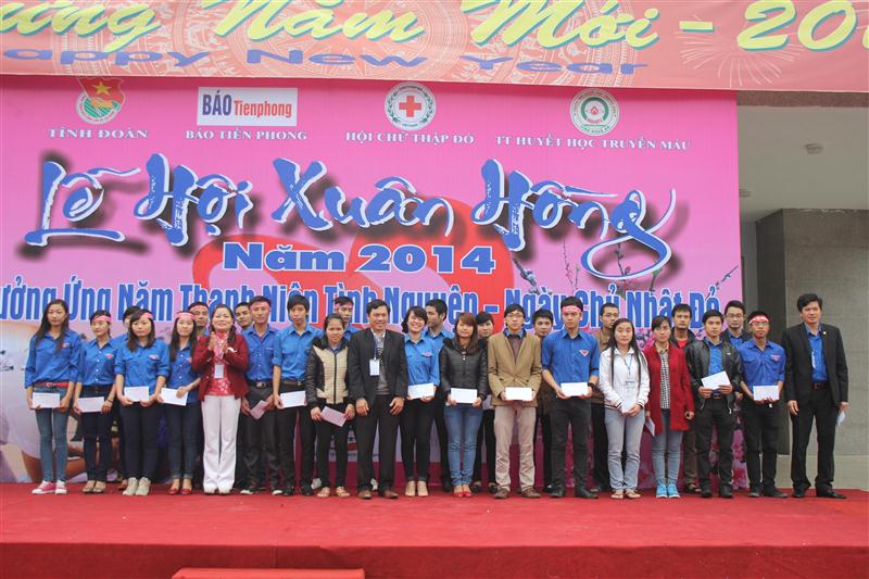 Tặng quà cho các cá nhân có thành tích xuất sắc trong hoạt động hiến máu tình nguyện