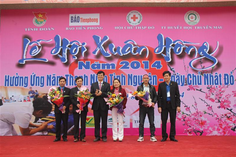 Tặng hoa cho các đơn vị đồng tổ chức