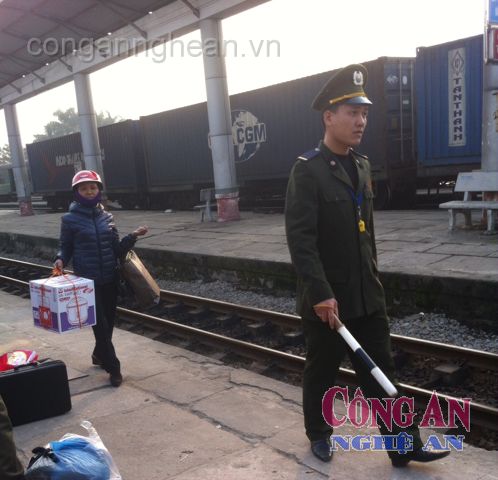 Đội Bảo vệ ANQP Ga Vinh đi tuần tra đảm bảo an toàn tàu chạy