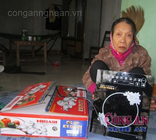 Bà Lục mua bếp từ với giá gần một chỉ vàng