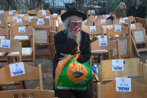 Một người Do Thái Chính thống cầu nguyện tại ngôi mộ của cựu Thủ tướng Israel Ariel Sharon, người được chôn trong gia đình Sycamore Farm, gần thị trấn Sderot của Israel