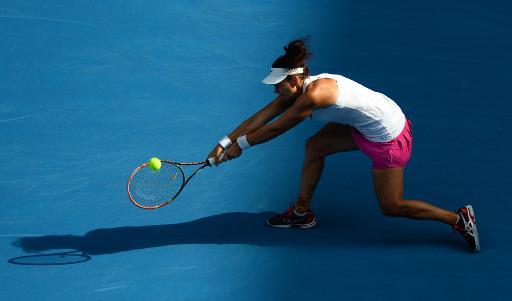 Một pha cứu bóng của VĐV người Úc - Casey Dellacqua. Cô phải đối mặt với Kirsten Flipkens của Bỉ trong vòng thứ hai của Úc mở rộng