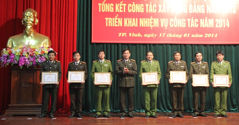 Nhiều đơn vị, cá nhân được tặng bằng khen giấy khen vì đã có thành tích xuất sắc 