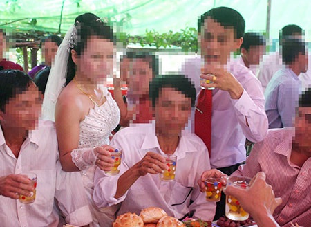  Người ăn cỗ thuê chỉ phải cười nói, ăn uống là có tiền.