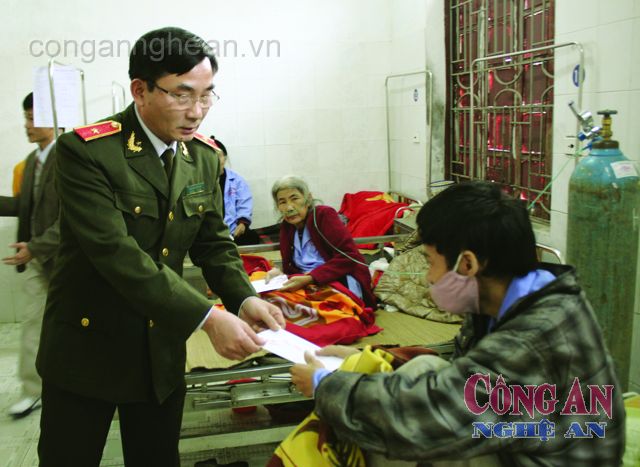 Thiếu tướng Nguyễn Xuân Lâm - Giám đốc Công an tỉnh tặng quà cho các bệnh nhân đang nằm điều trị tại Bệnh viện Lao và Bệnh phổi Nghệ An