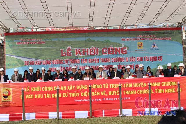 Các đại biểu ấn nút khởi công công trình cầu Dùng tại Thanh Chương