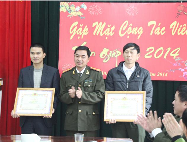 Thượng tá Lỹ Vĩnh Sinh, Phó TBT trao giấy khen của Giám đốc Công an tỉnh cho 2 CTV tiêu biểu
