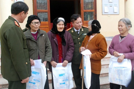  Đại tá Nguyễn Hồng Thái, Phó Tổng biên tập Báo CAND và đại diện lãnh đạo Công an tỉnh Nghệ An ân cần thăm hỏi, động viên bốn bà mẹ là thân nhân liệt sĩ ở phường Quỳnh Thiện, thị xã Hoàng Mai.