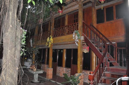Một nếp nhà sàn được gia chủ lắp cửa kính, cầu thang khá bắt mắt.