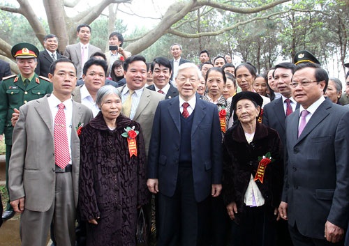 Tổng Bí thư Nguyễn Phú Trọng với cán bộ và nhân dân bên cây đa Bác Hồ trồng tại thôn Yên Bồ, xã Vật Lại, huyện Ba Vì, TP Hà Nội. Ảnh: TTXVN