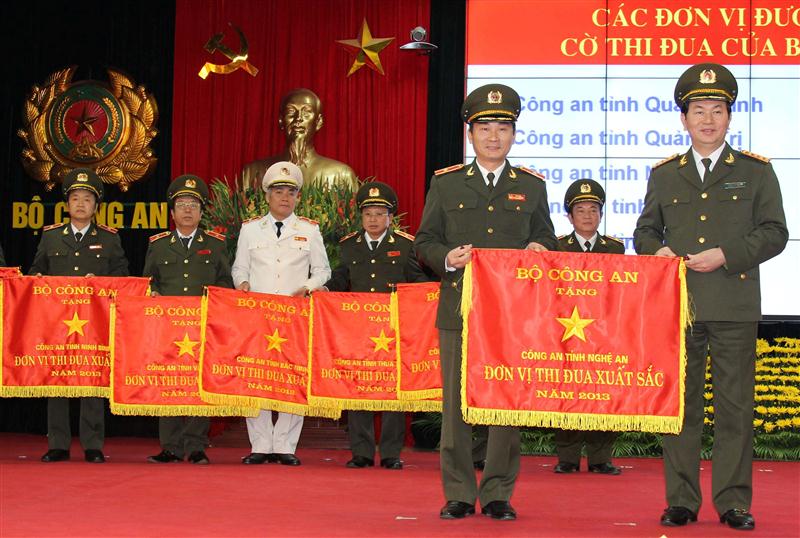 Thiếu tướng Nguyễn Xuân Lâm - Giám đốc Công an tỉnh nhận Cờ thi đua xuất sắc của Bộ Công an tại Hội nghị Công an toàn quốc lần thứ 69