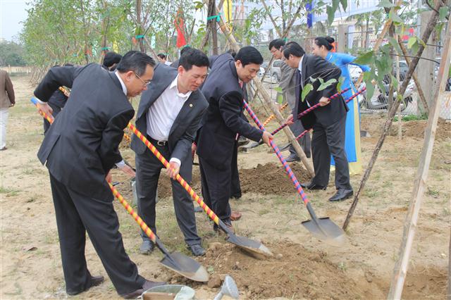 Các đồng chí: Hồ Đức Phớc - Bí thư Tỉnh ủy (giữa); Trần Hồng Châu - Phó Bí thư Thường trực Tỉnh ủy, Chủ tịch HĐND tỉnh (bên trái) và Nguyễn Xuân Đường - Phó Bí thư Tỉnh ủy, Chủ tịch UBND tỉnh phát động Tết trồng cây