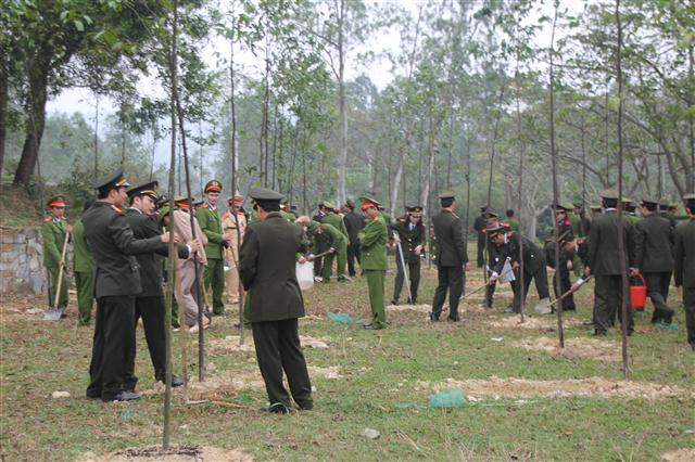 Đông đảo chiến sỹ cùng tham gia 