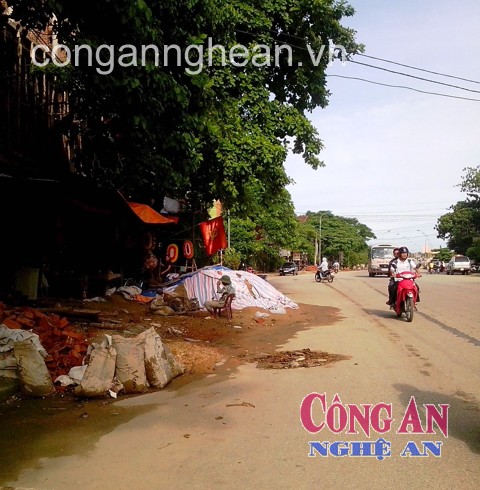 Tình trạng tư nhân xây dựng nhà vi phạm hành lang giao thông còn diễn ra ở thị xã Thái Hòa