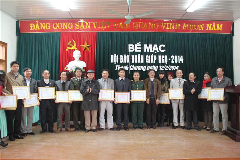 Tặng giấy khen cho các tập thể