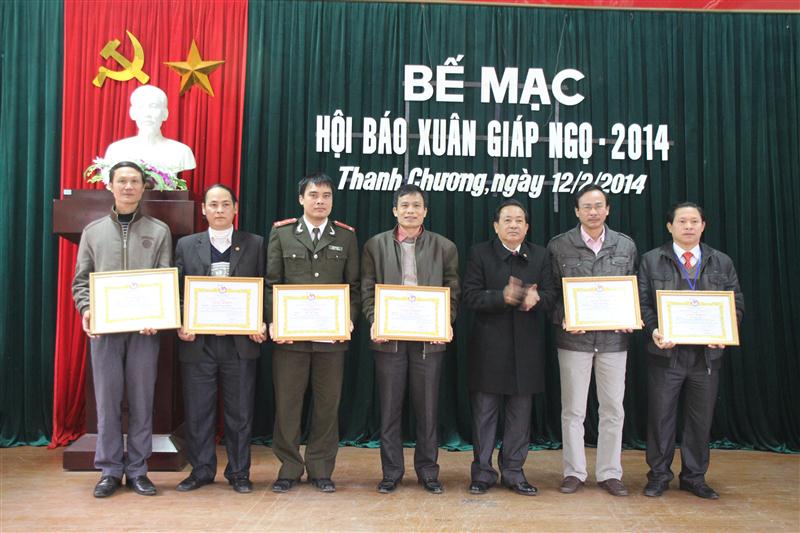 Tặng giấy khen cho các cá nhân có thành tích xuất sắc