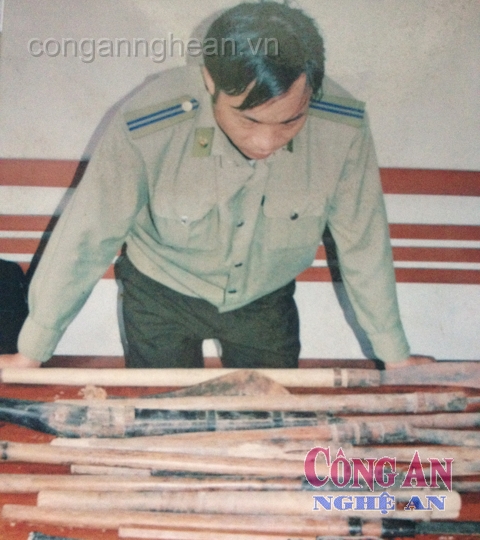 Công an xã Giai Xuân thu hồi hung khí trong các vụ việc