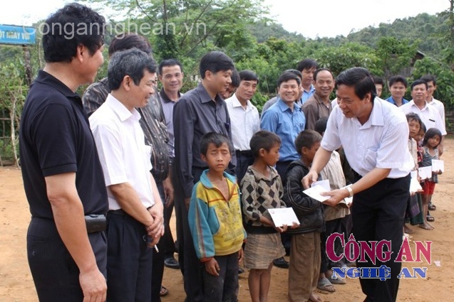 Giám đốc Sở GTVT Nguyễn Hồng Kỳ trao quà cho học sinh, giúp đỡ xã nghèo Keng Đu (Kỳ Sơn)