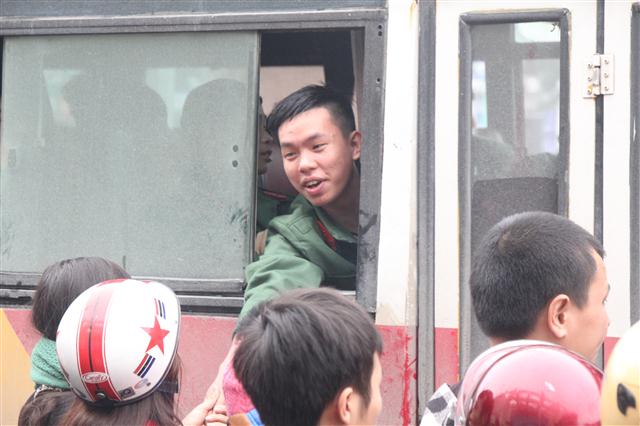 Các tân binh trẻ lên đường nhập ngũ