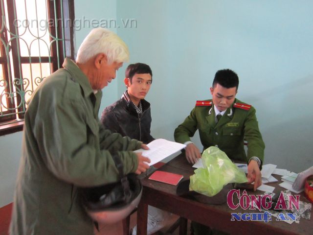 Công an TX Thái Hòa làm thủ tục cấp CMND cho dân