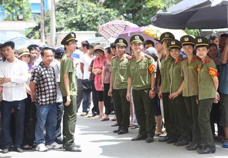 Sinh viên các trường Công an tham gia bảo vệ kỳ thi Đại học năm 2013. Ảnh: Thiện Hoàng.