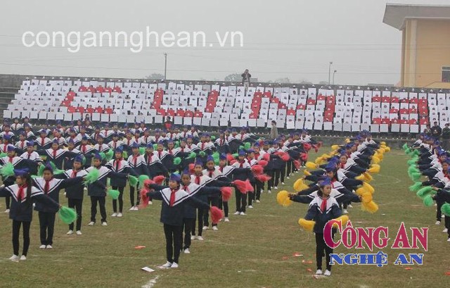 Tiết mục đồng diễn của các em học sinh tại Lễ khai mạc