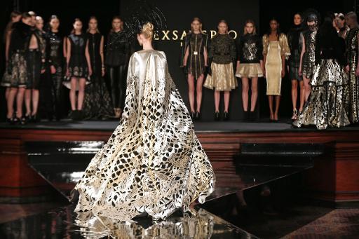Nhà thiết kế Tex Saverio trình diễn bộ sưu tập thuđông ở Paris