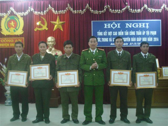 Trao giấy khen cho các cá nhân, tập thể đạt thành tích xuất sắc