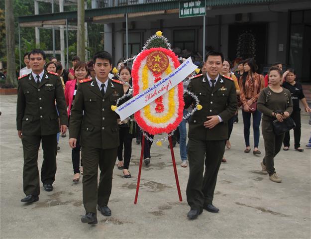 Dâng vòng hoa tưởng niệm