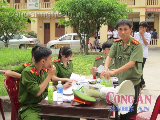Lực lượng làm nhiệm vụ tiếp đón thí sinh vào kiểm tra sức khoẻ