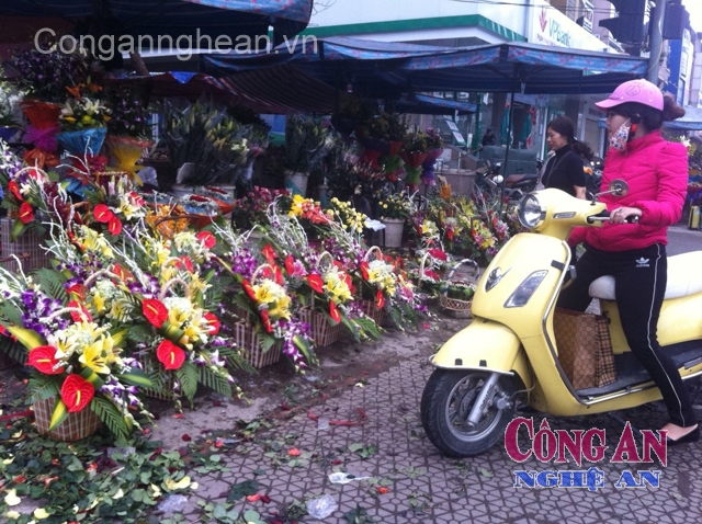  Thị trường hoa tươi sôi động hẳn lên trong ngày Quốc tế phụ nữ 8/3