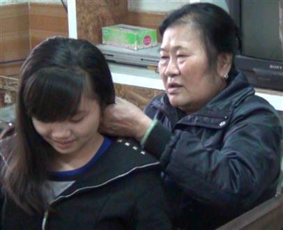 Mẹ Vĩnh chăm sóc cho những đứa con trong ngôi nhà chung SOS