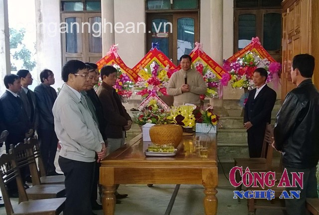 Lãnh đạo Phòng Xây dựng phong trào Toàn dân bảo vệ ANTQ, Công an huyện Thanh Chương tặng hoa  Giáo xứ Trung Hòa dịp lễ Nô-en