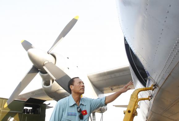 Phi công Việt Nam sẵn sàng lên máy bay cho một đợt tìm kiếm