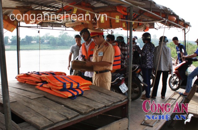 Lực lượng Cảnh sát đường thủy kiểm tra người và phương tiện qua sông