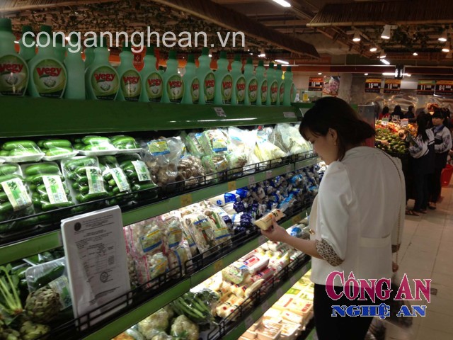 Người tiêu dùng băn khoăn với các loại nấm được bày bán trong siêu thị 