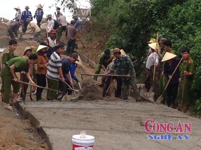 CBCS Chi đoàn Công an huyện và ĐVTN địa phương tham gia làm đường giao thông nông thôn