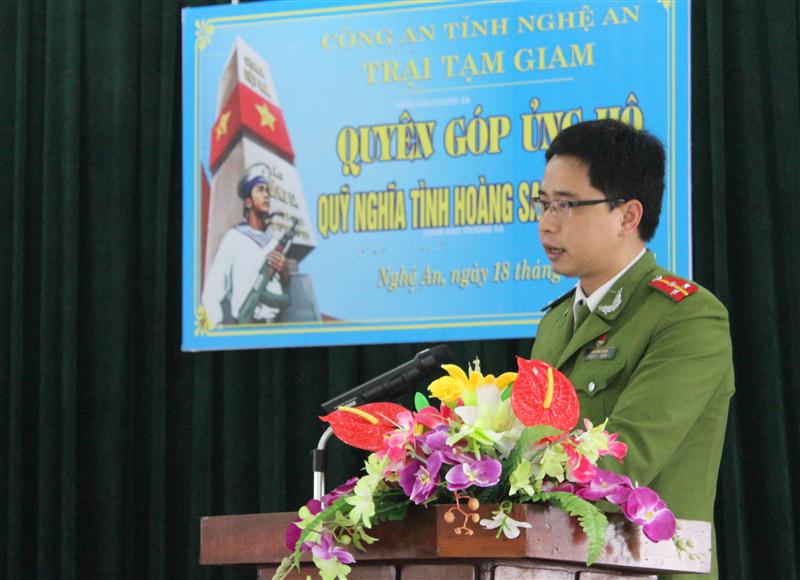 Thượng úy Bùi Đình Thiêm - Bí thư BCH Đoàn cơ sở Trại Tạm giam - phát động ủng hộ