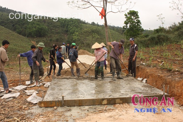 Làm đường giao thông nông thôn ở xóm Phong Quang
