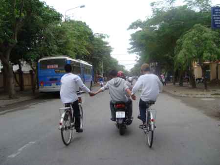 Ý thức tự bảo vệ của các em học sinh đôi lúc chưa cao. Ảnh: Bình Minh
