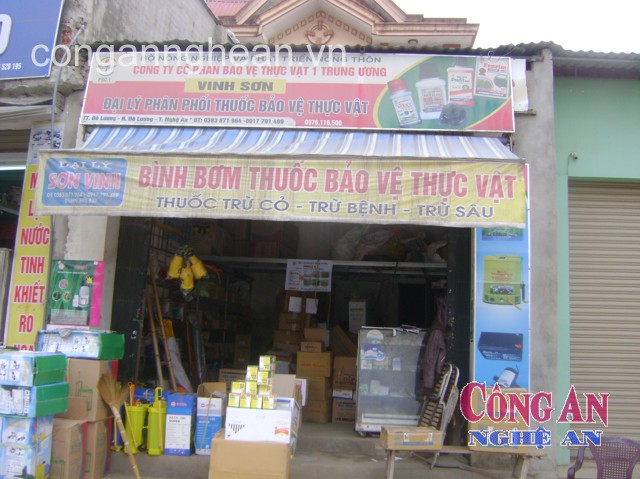 Thuốc diệt cỏ được bày bán tràn lan xen lẫn các mặt hàng