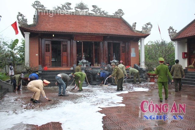 Đoàn viên thanh niên tổ chức lau dọn vệ sinh tại Nhà tưởng niệm
