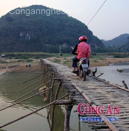 Người dân đang đánh cược tính mạng mỗi khi qua cây cầu này