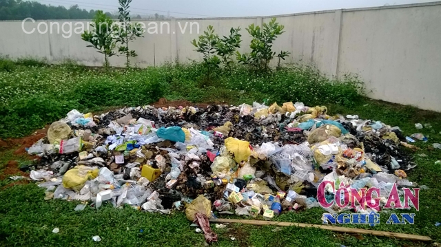 Rác thải tại BVĐK huyện Tân Kỳ đang được xử lý thủ công