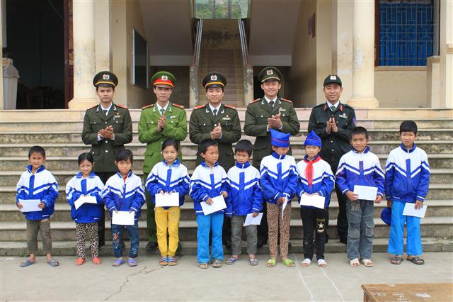Liên chi đoàn thanh niên Công an tỉnh tặng quà tình nghĩa