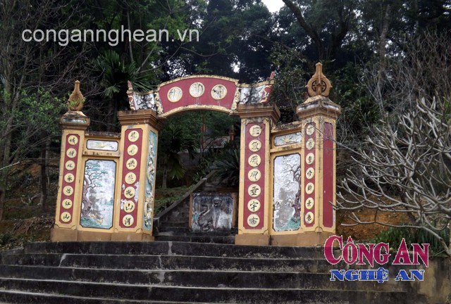 Đền Gia Ban tọa lạc trên một không gian sinh thái đa dạng sinh học